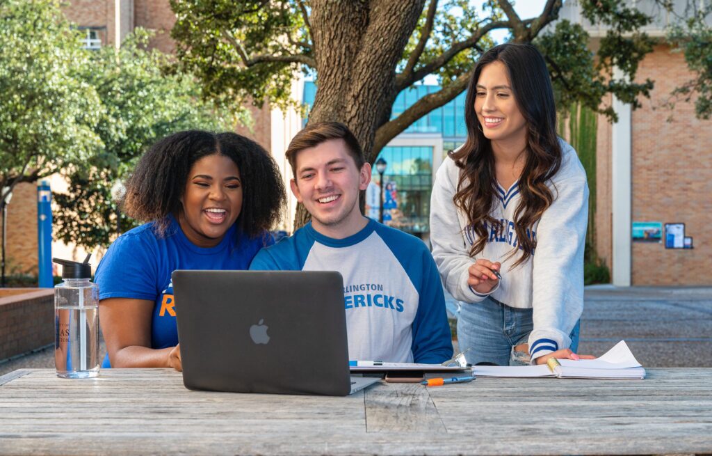 Vistra Donates $25,000 to Fund Scholarships for First-Generation College Students